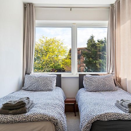 Modern 2 Bedroom Apartment In Mitcham, London Экстерьер фото