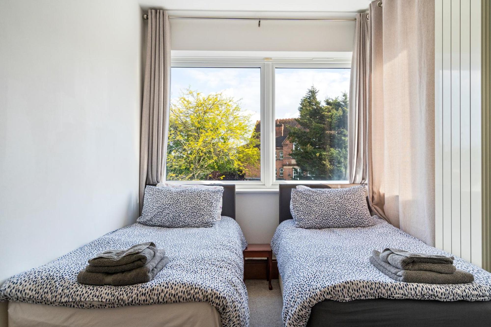 Modern 2 Bedroom Apartment In Mitcham, London Экстерьер фото