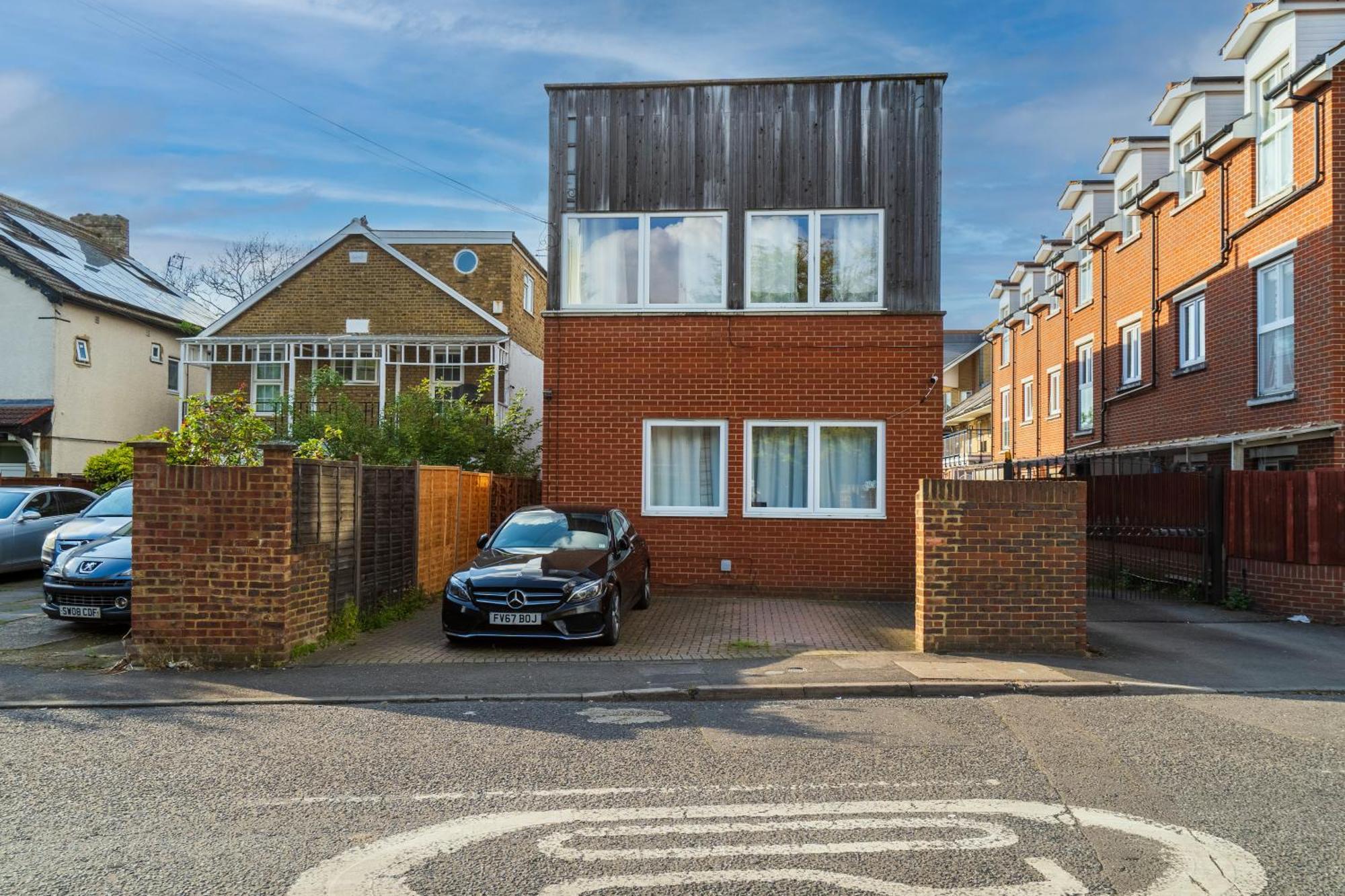 Modern 2 Bedroom Apartment In Mitcham, London Экстерьер фото