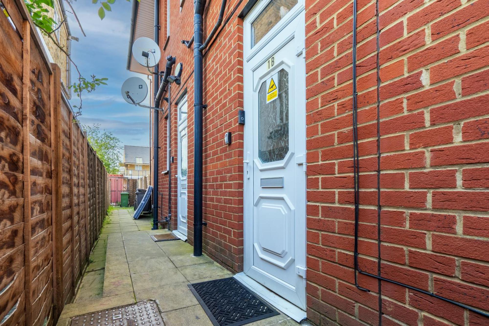 Modern 2 Bedroom Apartment In Mitcham, London Экстерьер фото