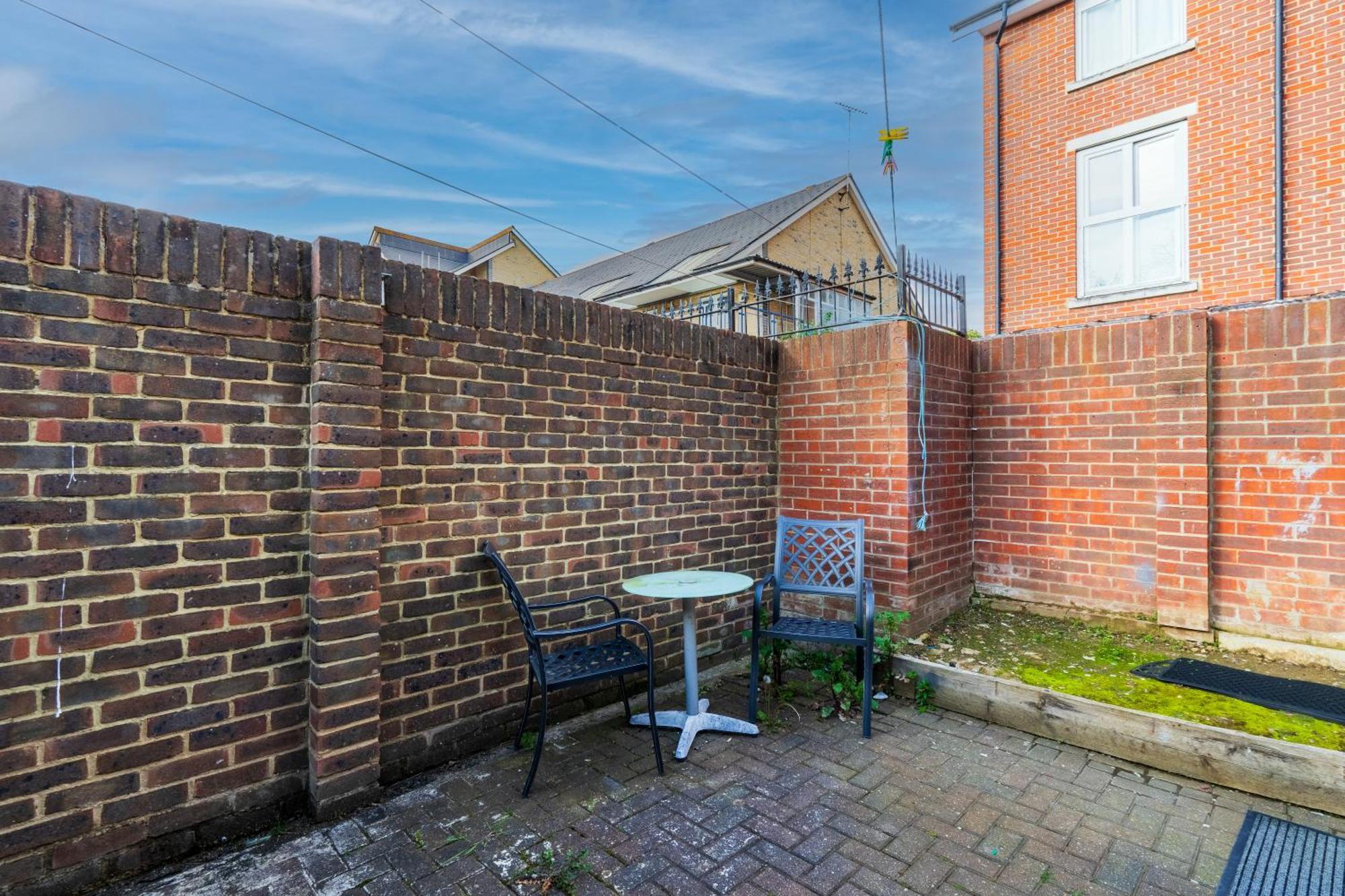 Modern 2 Bedroom Apartment In Mitcham, London Экстерьер фото