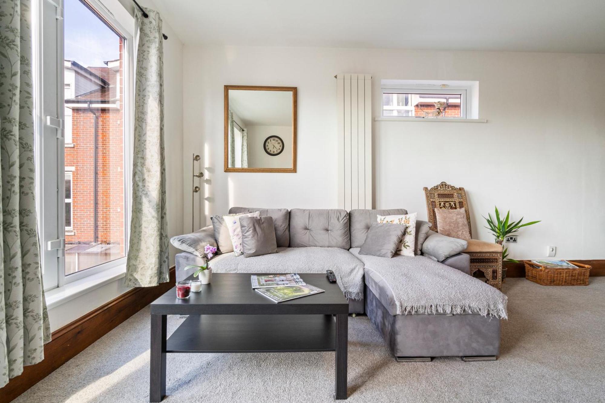 Modern 2 Bedroom Apartment In Mitcham, London Экстерьер фото