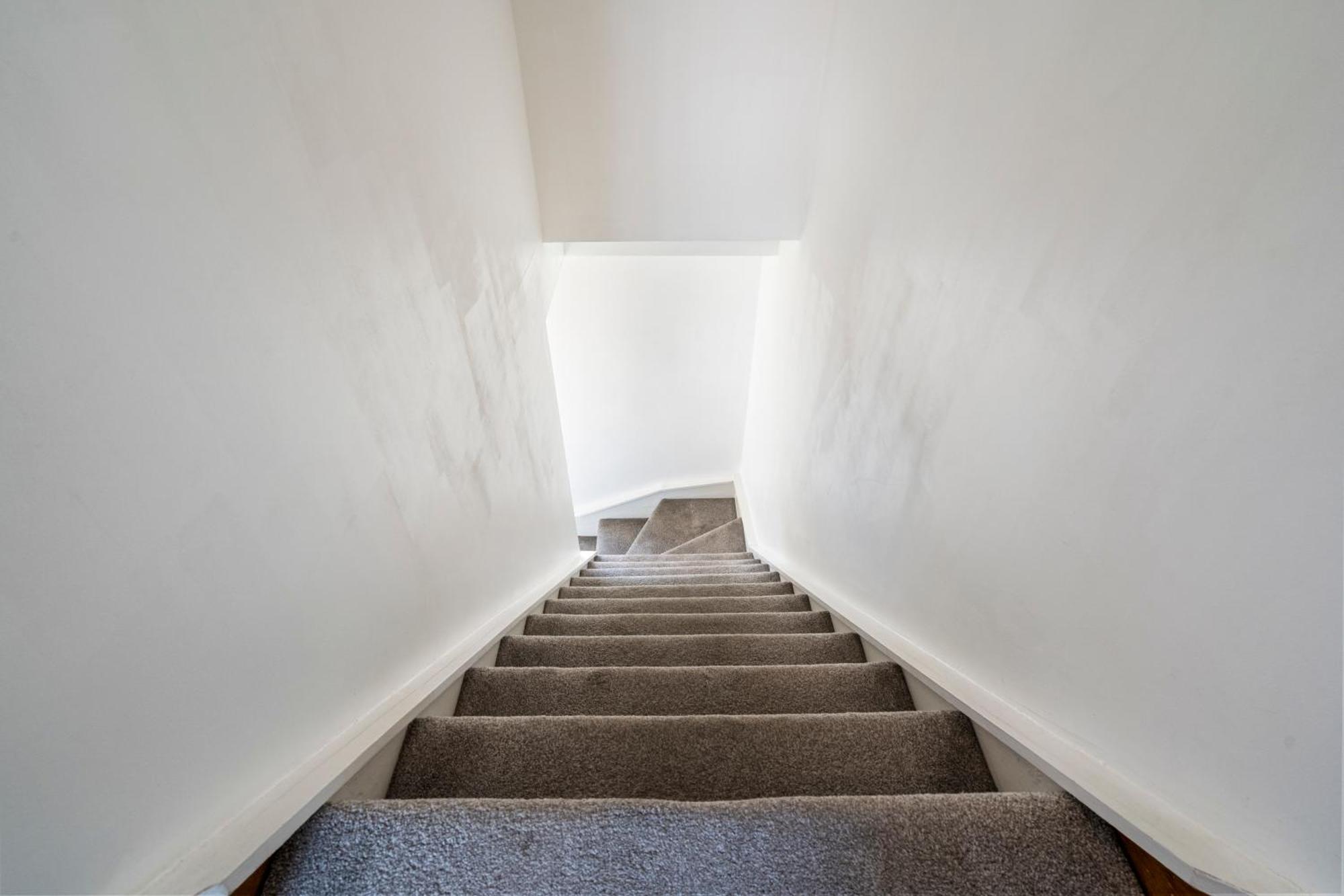 Modern 2 Bedroom Apartment In Mitcham, London Экстерьер фото