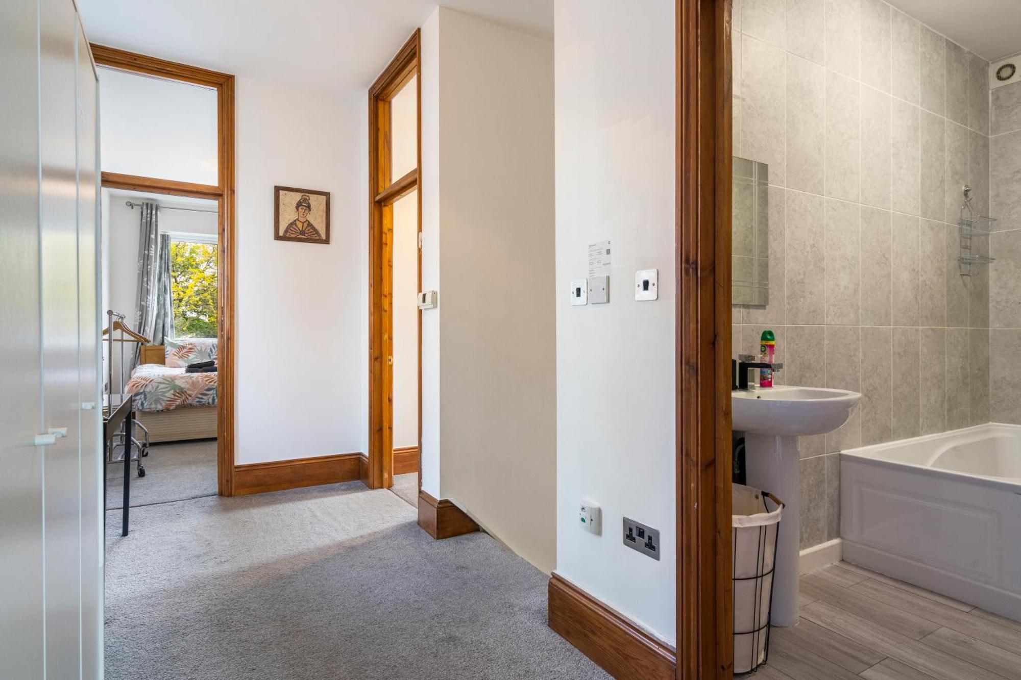 Modern 2 Bedroom Apartment In Mitcham, London Экстерьер фото