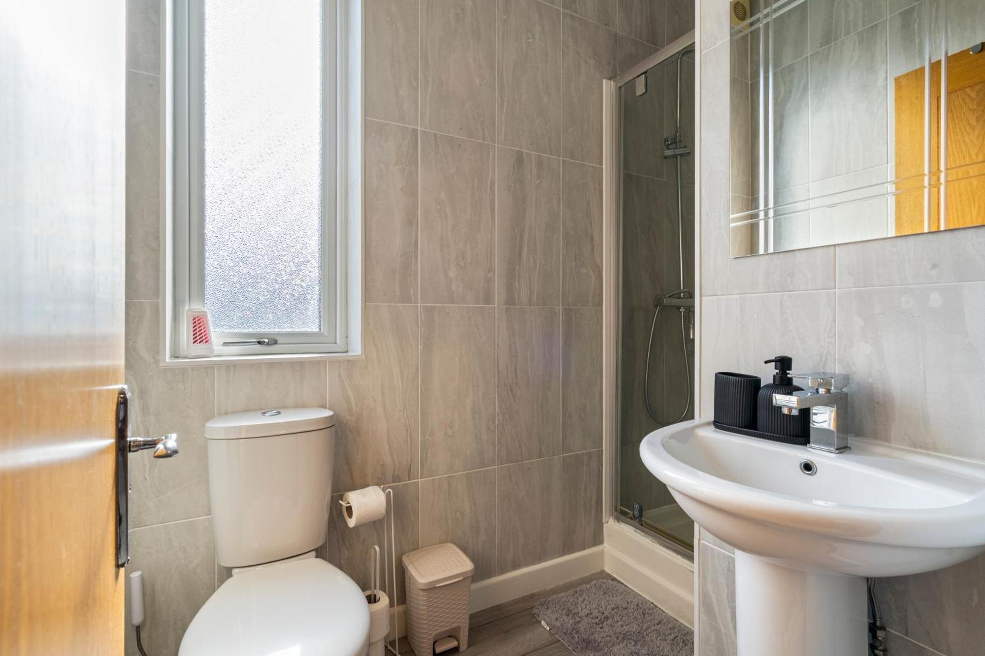 Modern 2 Bedroom Apartment In Mitcham, London Экстерьер фото