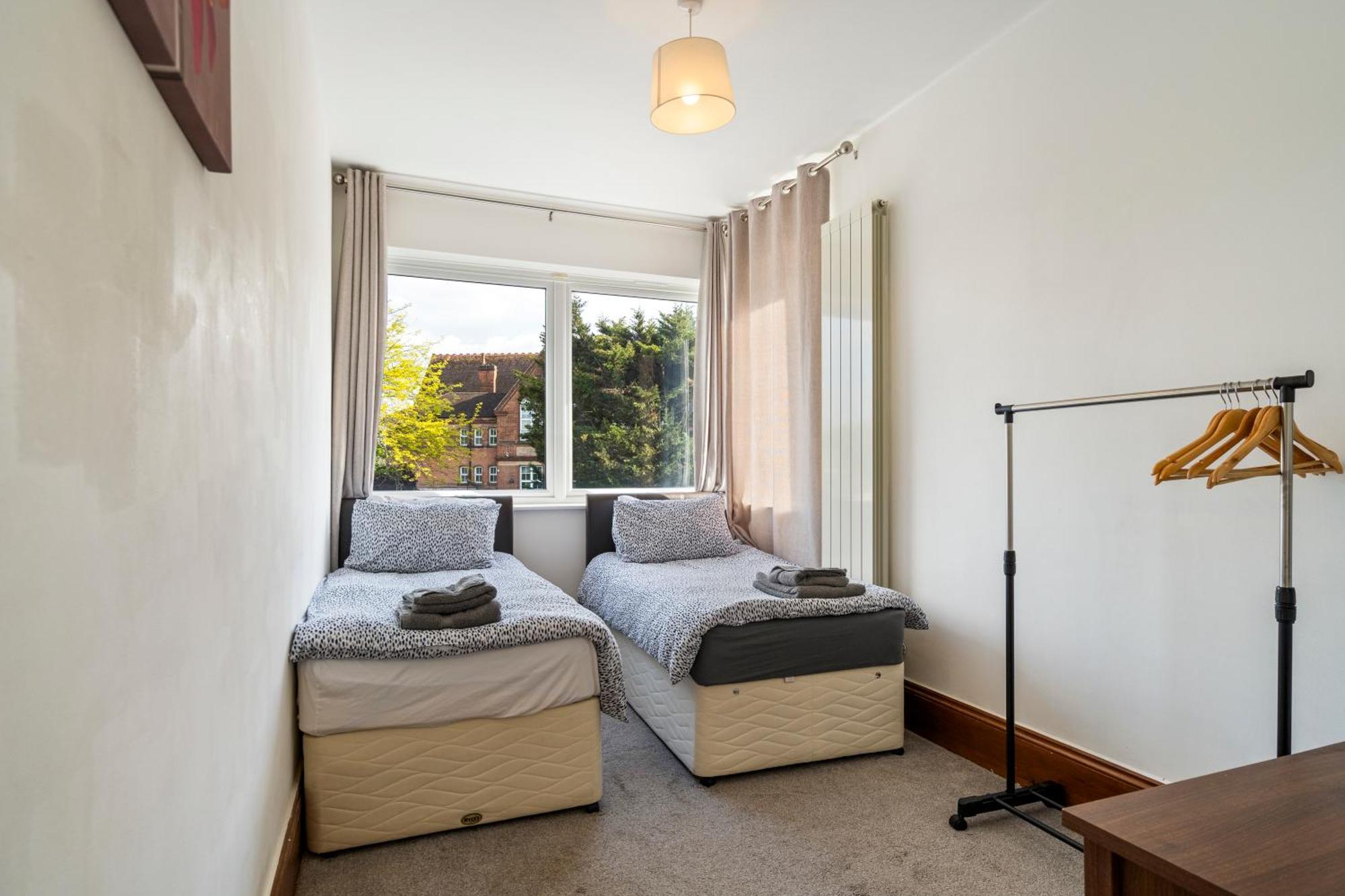 Modern 2 Bedroom Apartment In Mitcham, London Экстерьер фото